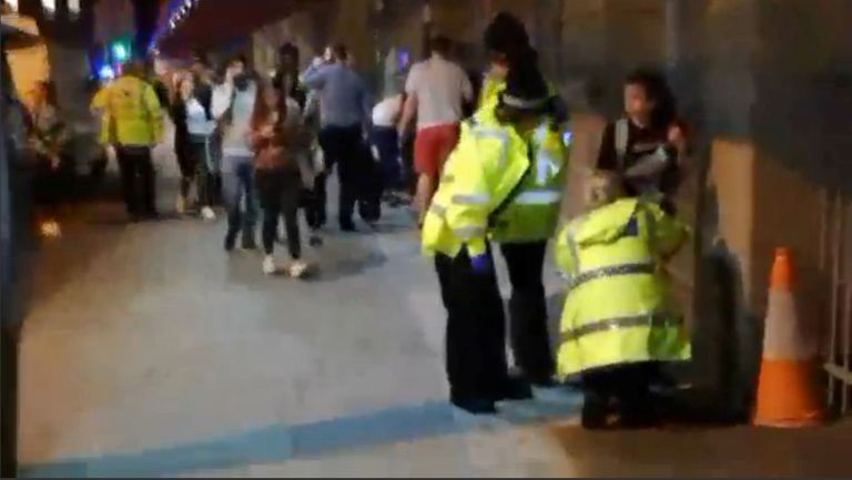 Manchesteri politsei abistab kannatada saanuid