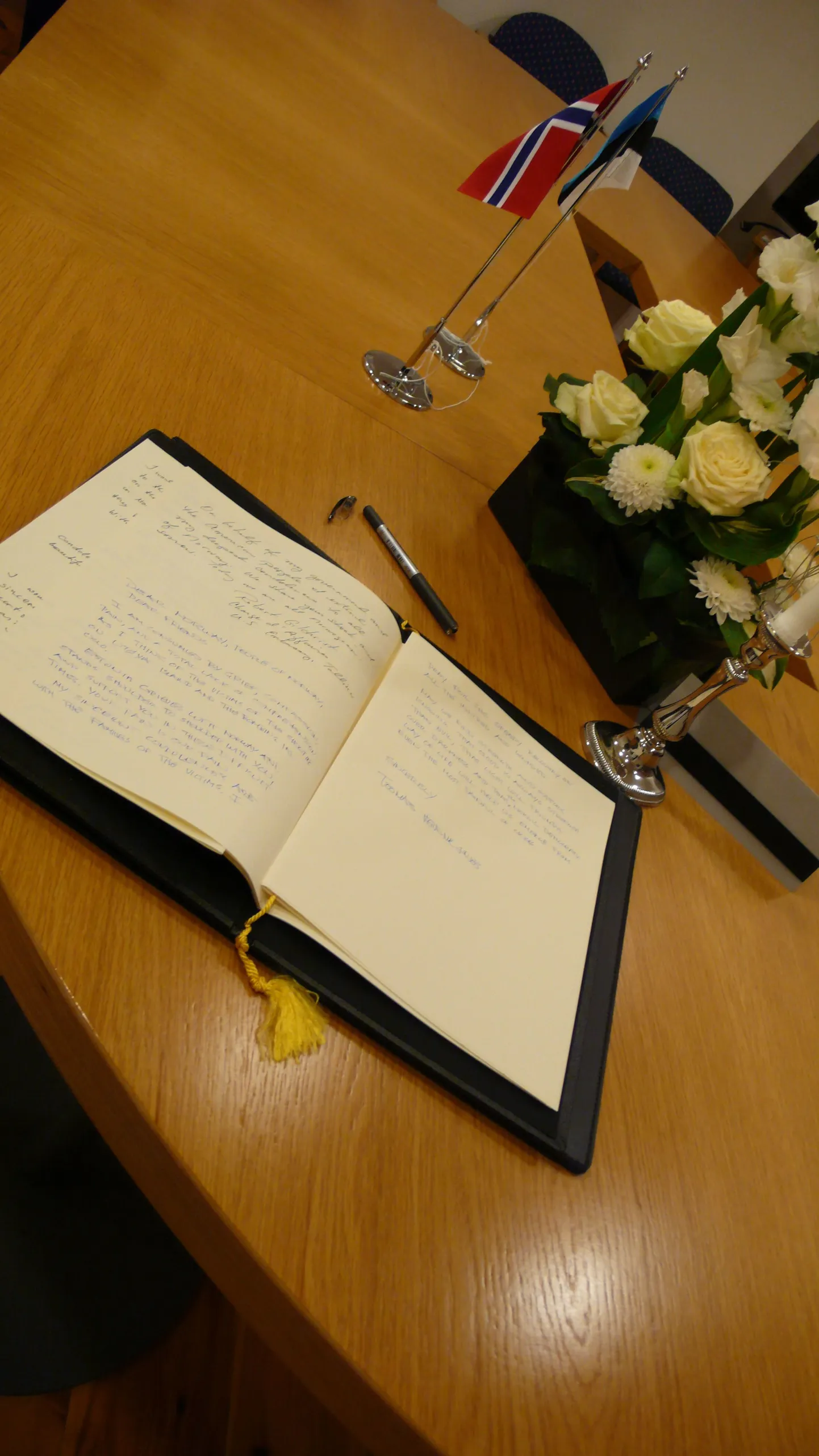 President Toomas Hendrik Ilves tegi Norra tragöödias hukkunute mälestuseks kaastunderaamatusse sissekande.