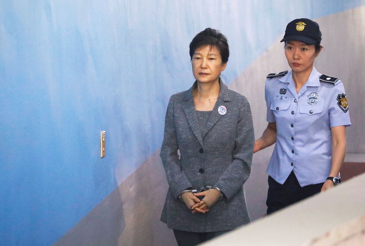 Park Geun-hye 2017. aastal Souli kohtusse saabumas.