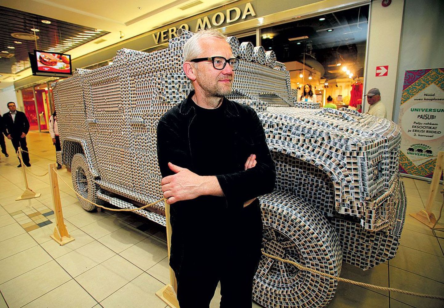 Tartu kaubamaja fuajees on eilsest vaadata kunstnik Urmas Viigi (pildil) loodud installatsioon «Luige Hummer».