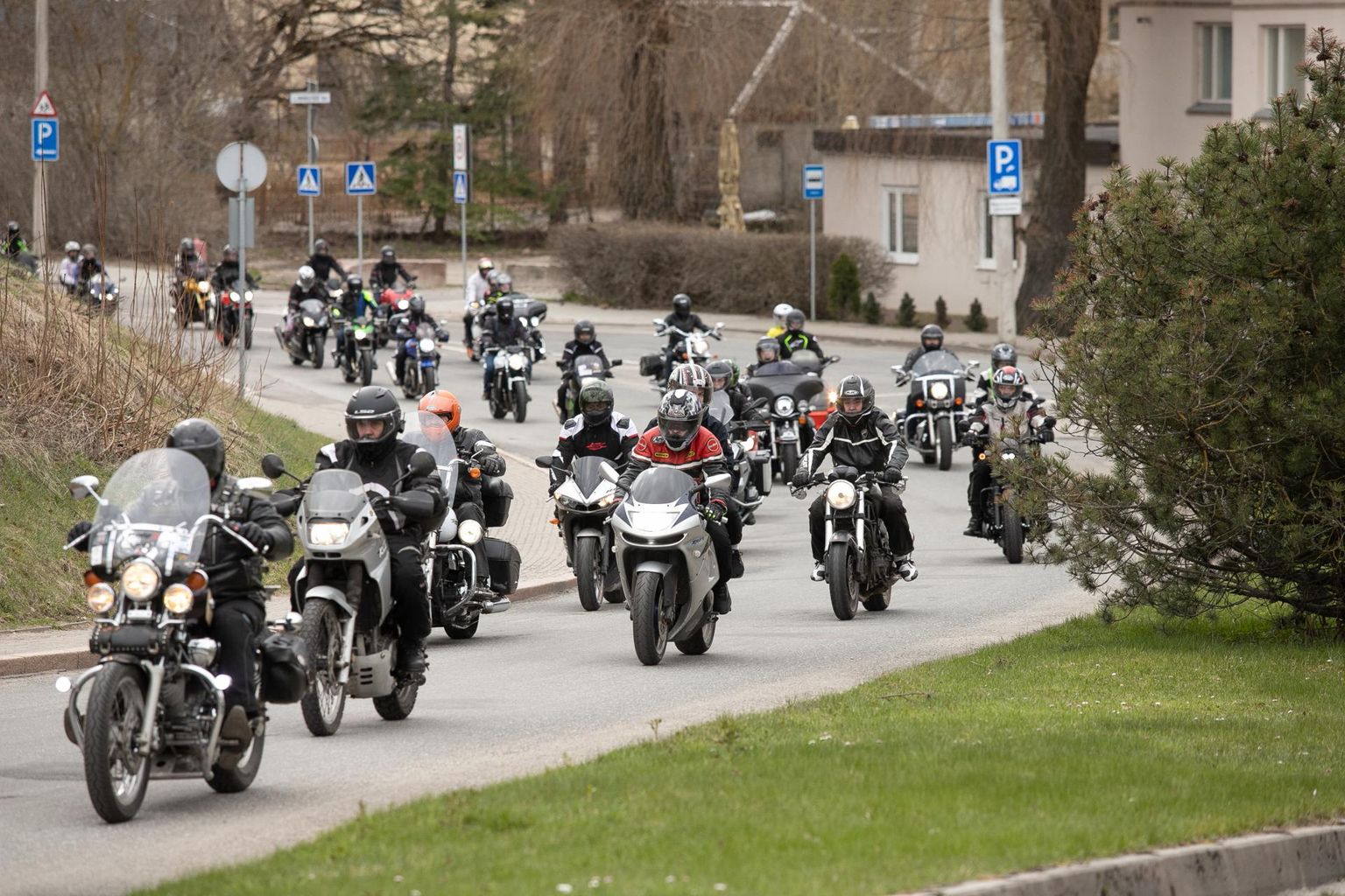 Eestis on üksjagu motoklubisid ja -ühinguid, mis korraldavad üritusi, kus saab oma raudratsut teistega võrrelda.