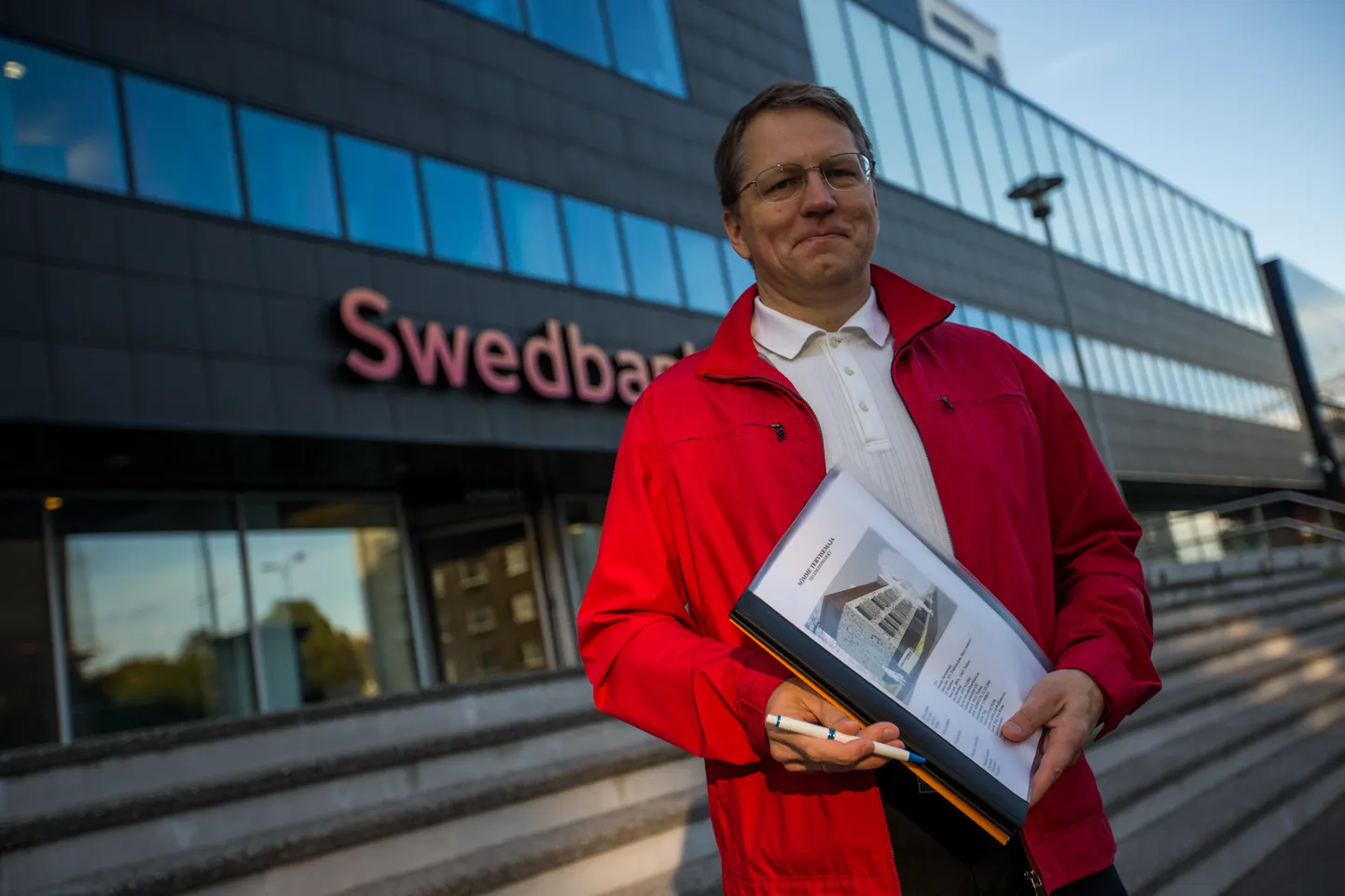 Edukalt doktoritöö kaitsnud Eero Merelind ütleb, et suure töökoormusega Eestis perearstil on heal juhul abiks üks õde, kuid Inglismaal kuulub perearsti meeskonda kümme inimest.