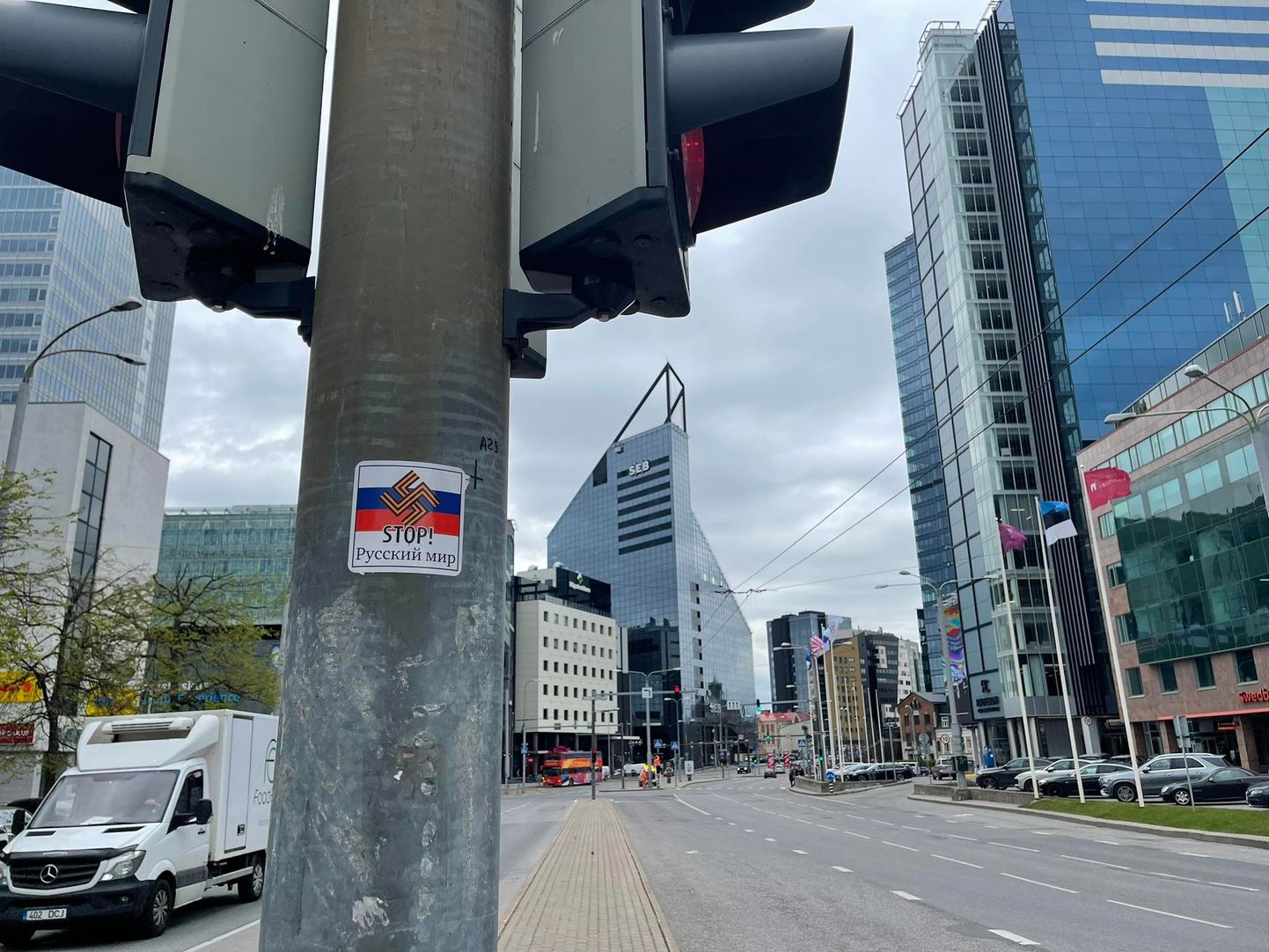 «Stop! Pусский мир» Vene lipu ja Georgi lindi värvides haakristiga kleebis Tallinnas Liivalaia tänaval. 20.05.2022.