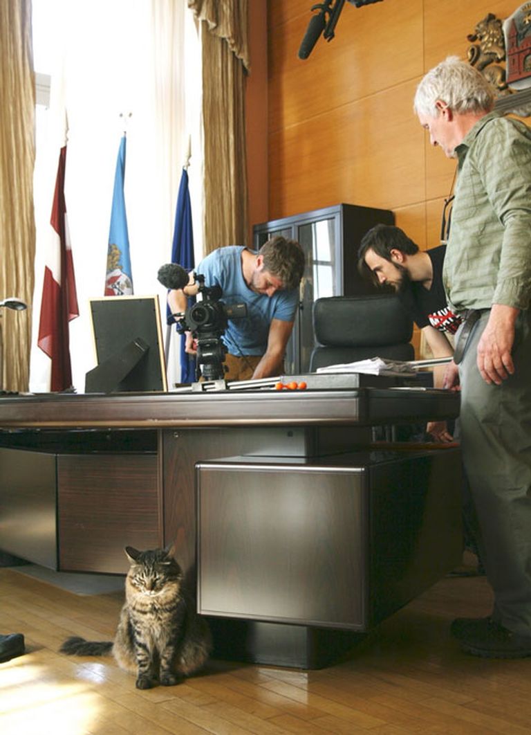 Съемки в кабинете мэра Риги (слева направо): главный оператор Валдис Целминьш, ассистент оператора Микс Раманс и главный „виновник” - Йон. На переднем плане - один из главных персонажей, кот. 