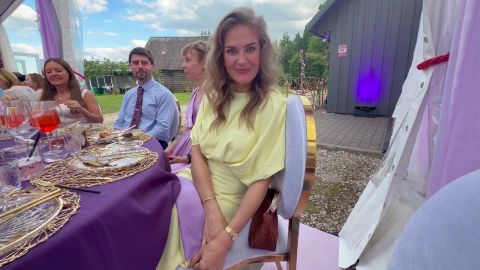 VAATEPILT PANI ÕHKU AHMIMA ⟩ Silvia pulmakülalised: et see abielu oleks sama pikk nagu see loor!