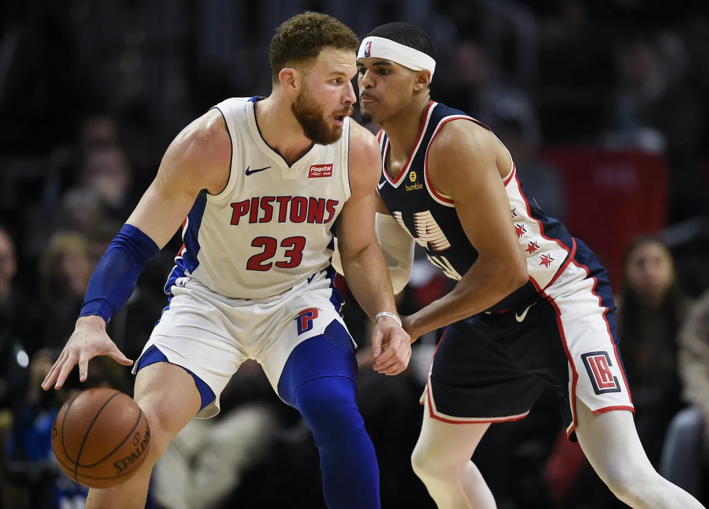 Blake Griffin (palliga) Detroit Pistonsi särgis.