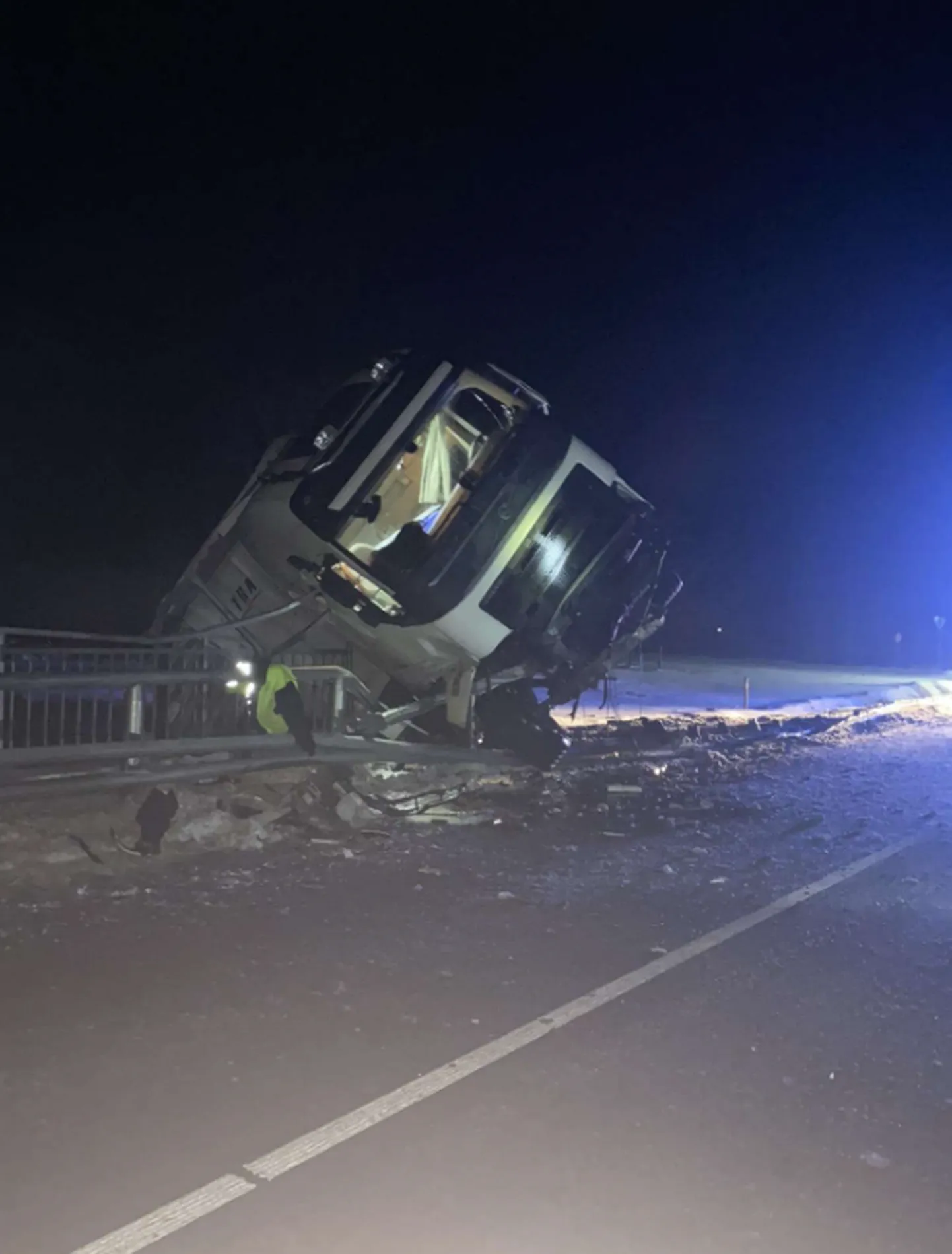 Uz autoceļa Balvi - Kapulne avārijā tiek sadragāta "Volvo" markas smagā automašīna