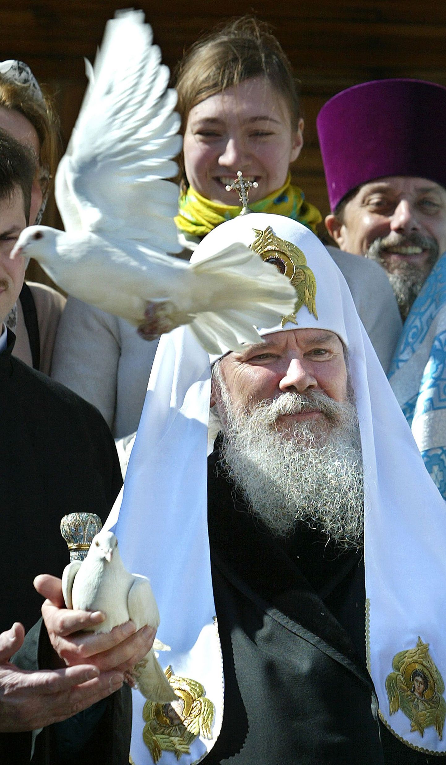 Патриарх Алексий II выпускает голубя после литургии на Благовещение в 2004 году.