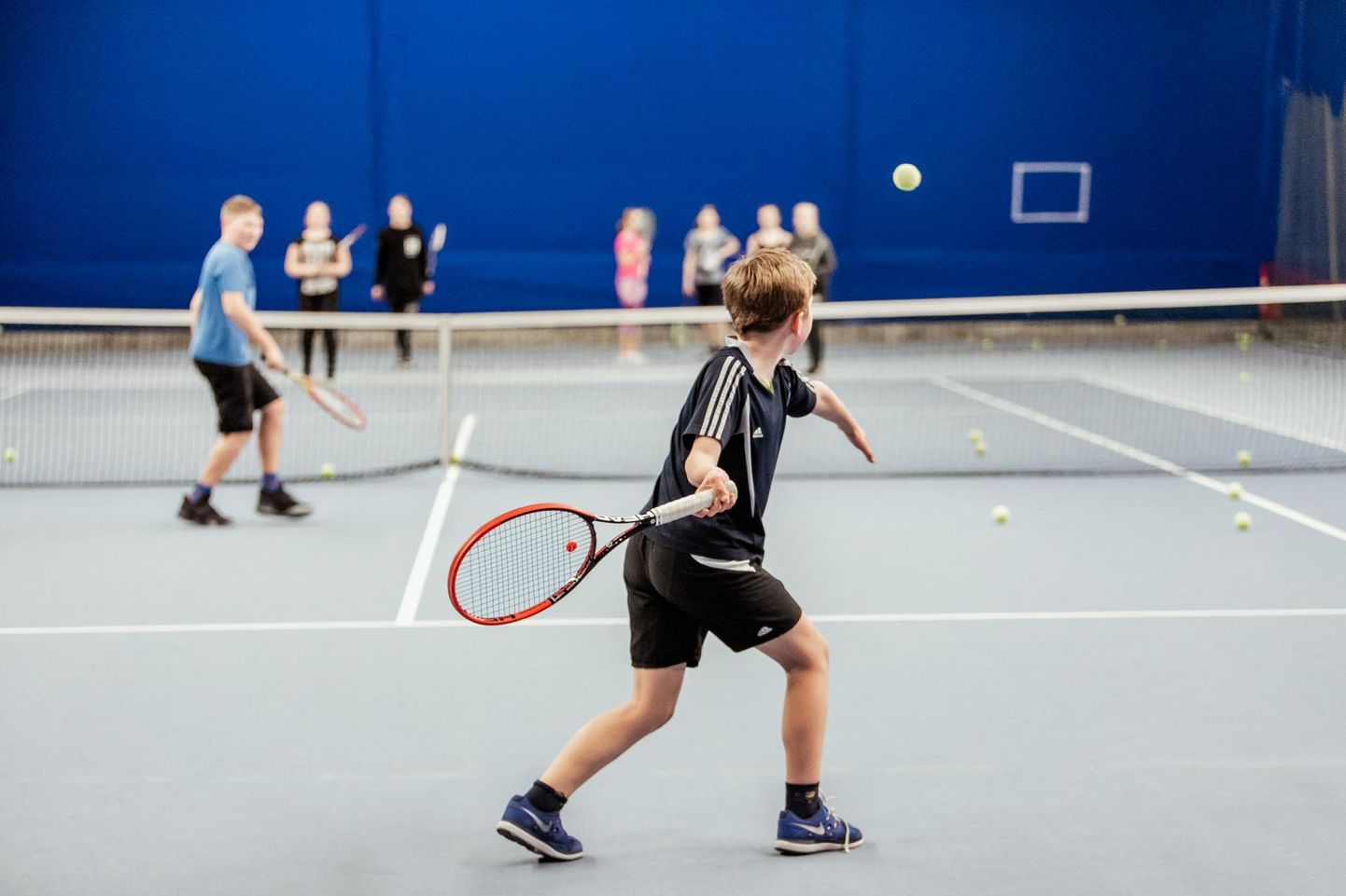 Spordiklassi õpilased harjutavad Pärnu tennisehallis.
