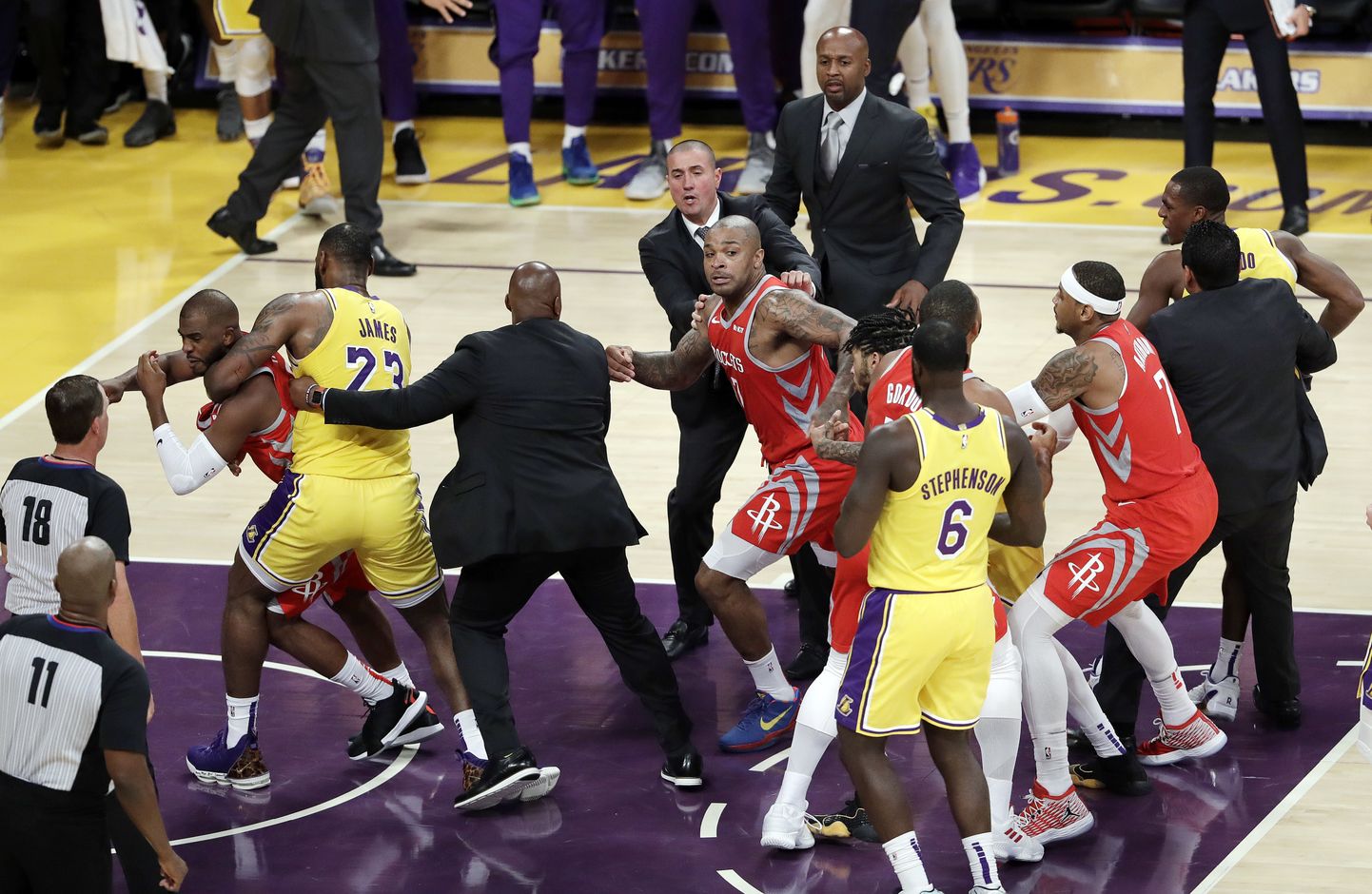 "Lakers" un "Rockets" basketbolistu starpā izceļas kautiņš