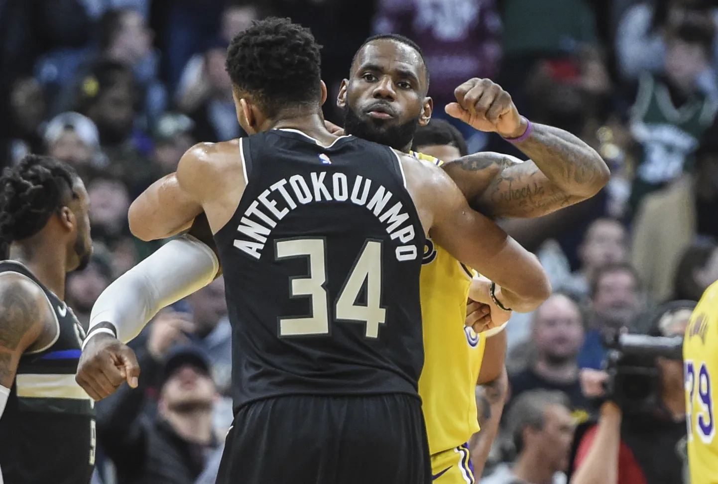 Giannis Antetokounmpo kallistamas LeBron Jamesi