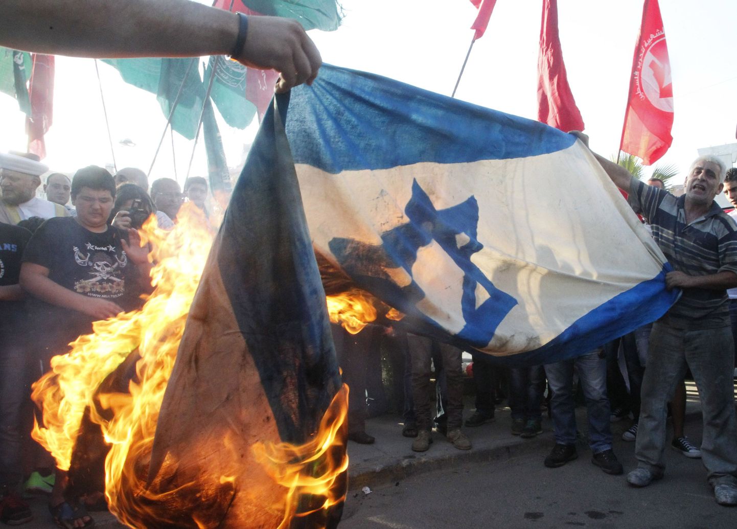 Liibanoni sadamalinnas Sidonis põletasid Gaza ründamise vastu eile meelt avaldanud palestiinlased ja liibanonlased Iisraeli lippu.