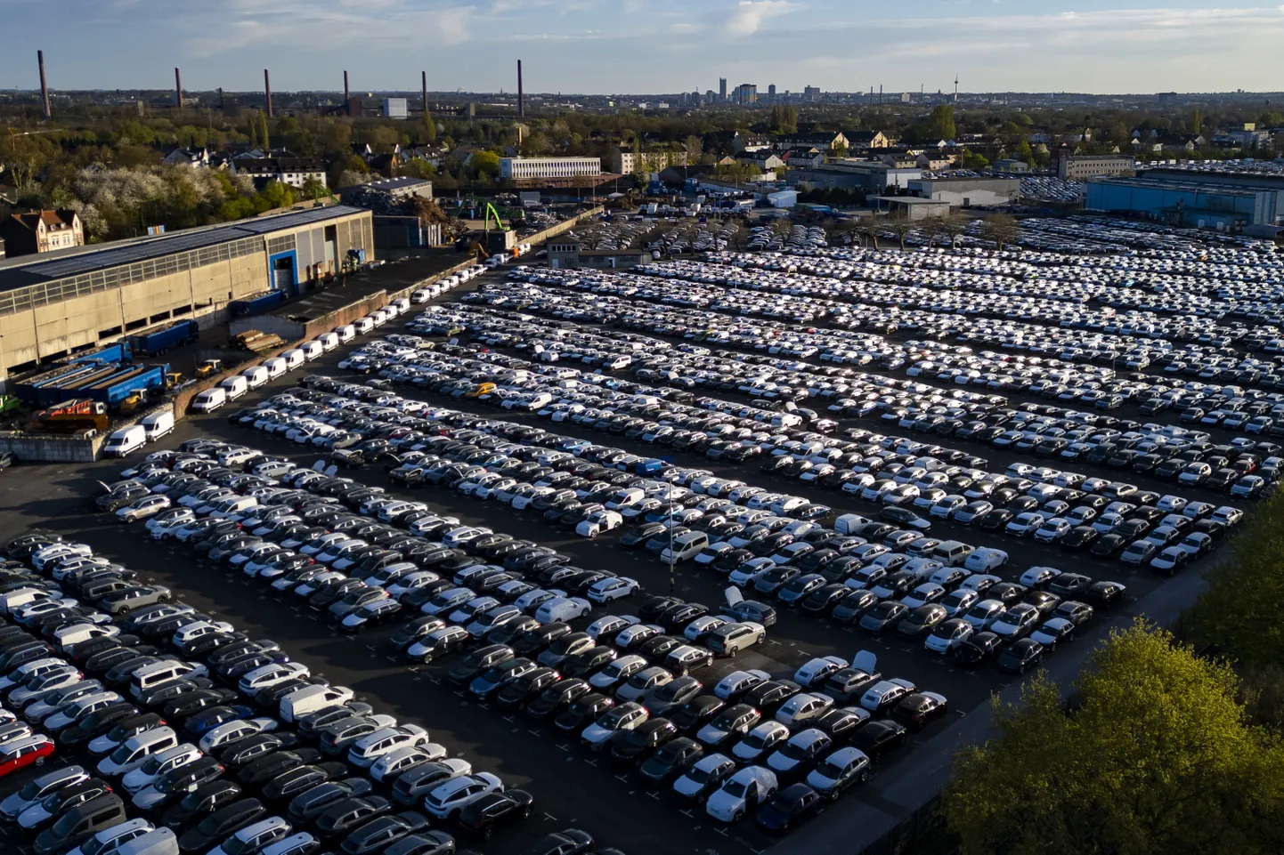 Uued autod Saksamaal Esseni logistikaterminalis 5. aprillil 2025.