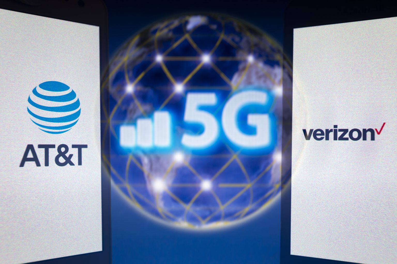 AT&T ja Verizoni logod.
