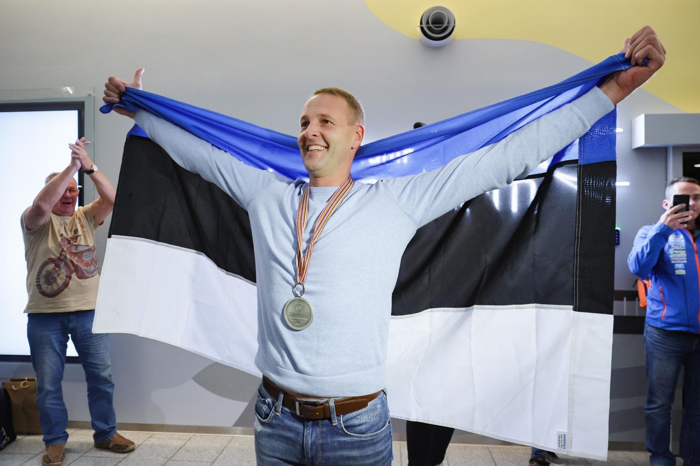 Viljandimaa spordiliit valis parimaks meessportlaseks Kert Variku, kes tõi koos Lari Kunnasega külgkorviga mootorrataste krossi maailmameistrivõistlustelt hõbemedali. Ühtlasi on Varik omal alal kümnekordne Eesti meister.