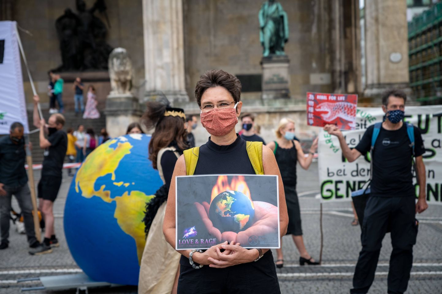 22.08.2020, Greenpeace aktivistid tähistasid maa ületarbimise päeva Münchenis matuserongkäiku imiteeriva meeleavaldusega.