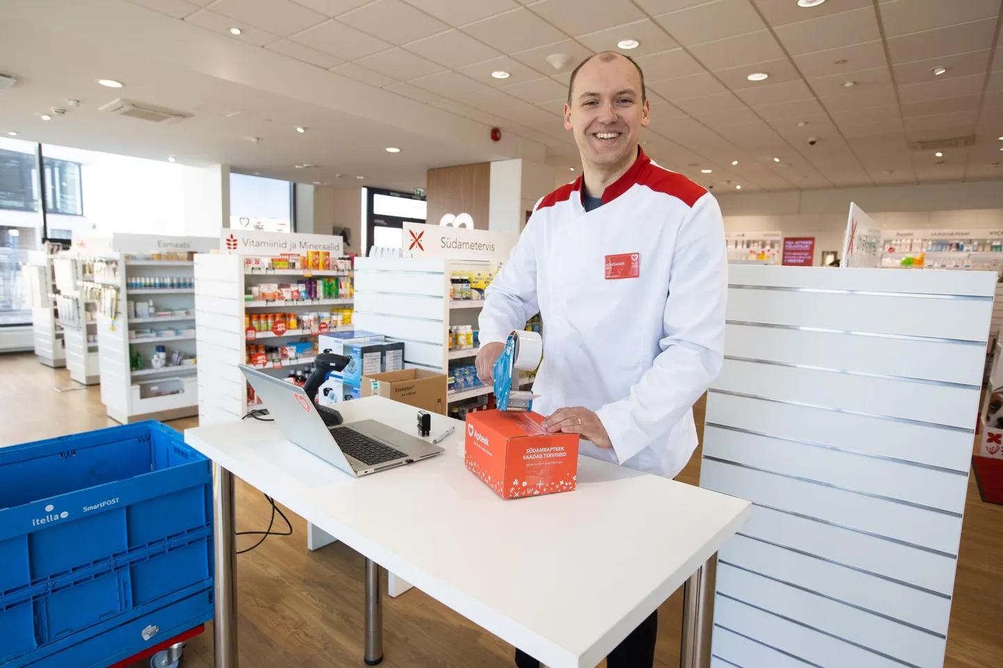 Proviisor Aleksander Sei sõnul polnud ei kahe töötajaga e-apteek ega kullerid nii suureks tellimuste ralliks valmis ja tuli ruttu lisajõudu palgata.