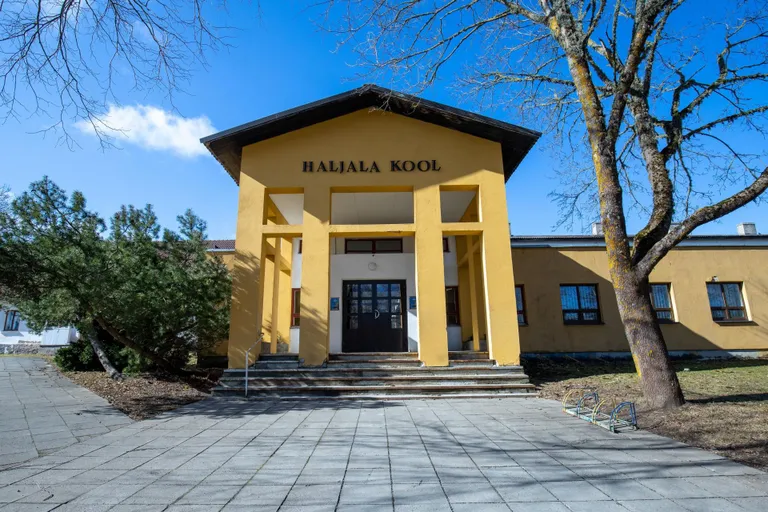 Haljala koolimaja esine.