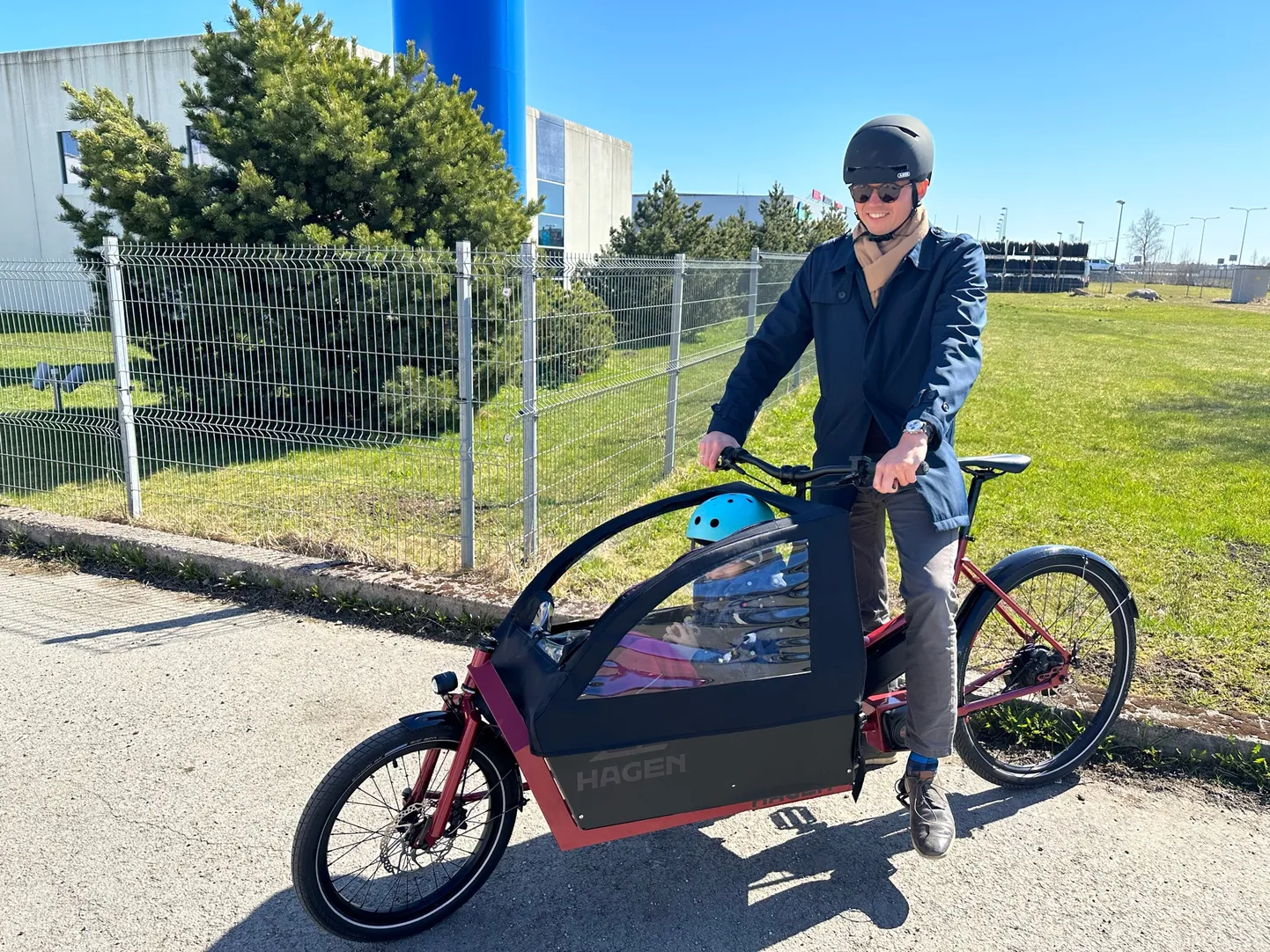 Scandium Kinnisvara juht Maido Lüiste Hagen Bikes kastirattaga.