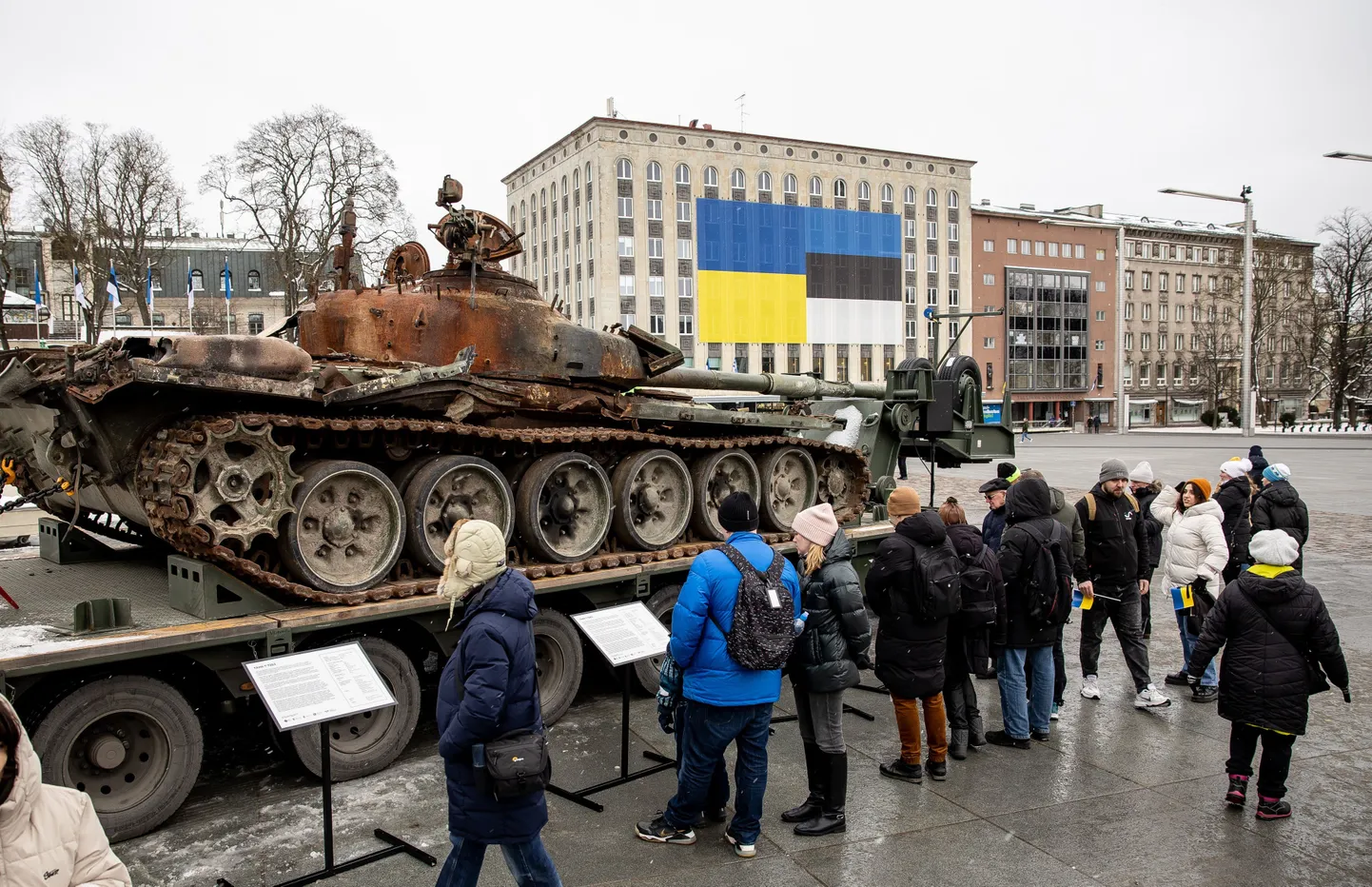 Tallinnas on Ukrainas purustatud Vene tank T-72 paigutatud Vabaduse väljakule, kust see peaks viidama Rakveresse ja siis Jõhvi.