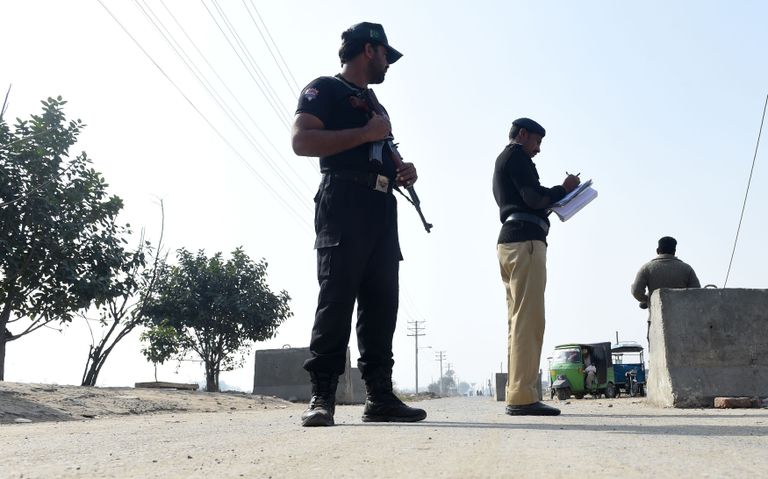 Pakistani politsei valvamas Kot Lakhpatvanglat, kus hoitakse Imran Alid.