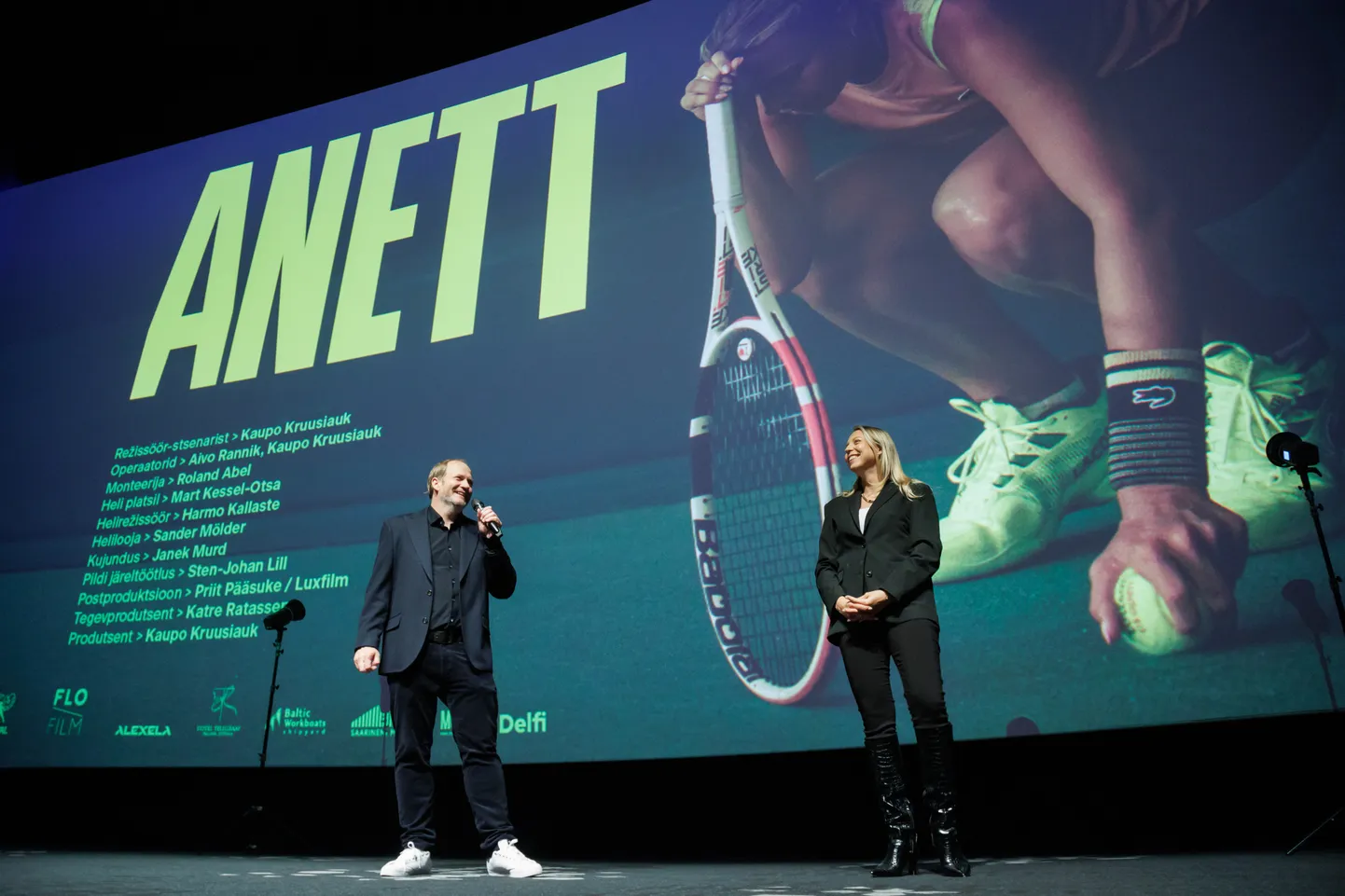 Režissöör Kaupo Kruusiauk (vasakul) ja Anett Kontaveit.