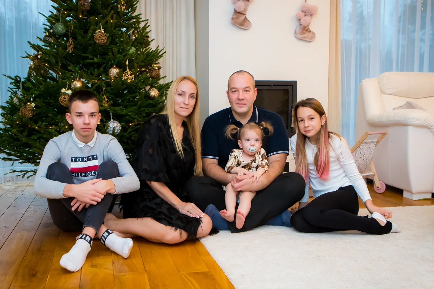 JÕULUDE OOTEL: Karl Kristofer, Triin, Andi, Lenna ja Mia ehk perekond Paomees Leevikese nime kandvast kodust.