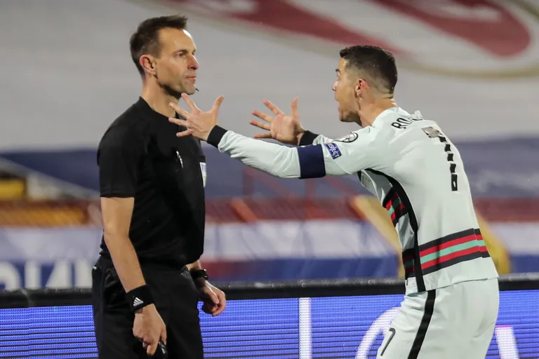 Cristiano Ronaldo äärekohtunikuga vaidlemas.