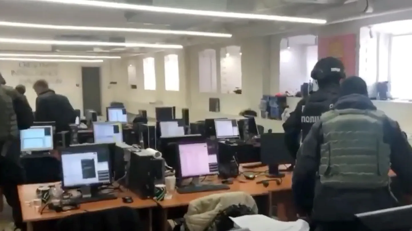 Так выглядит рабочее помещение операторов на мошеннической фабрике.