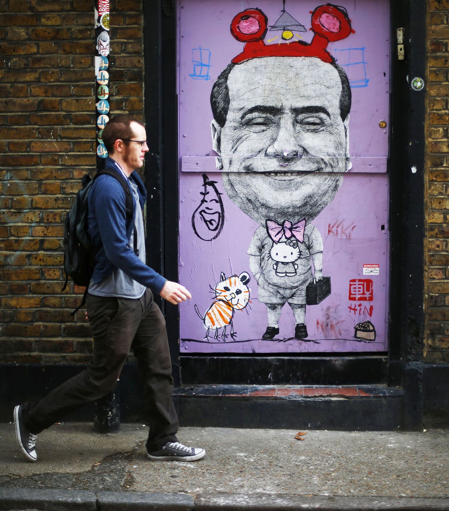 Vastuolulist Berlusconit kujutav grafiti Londonis.