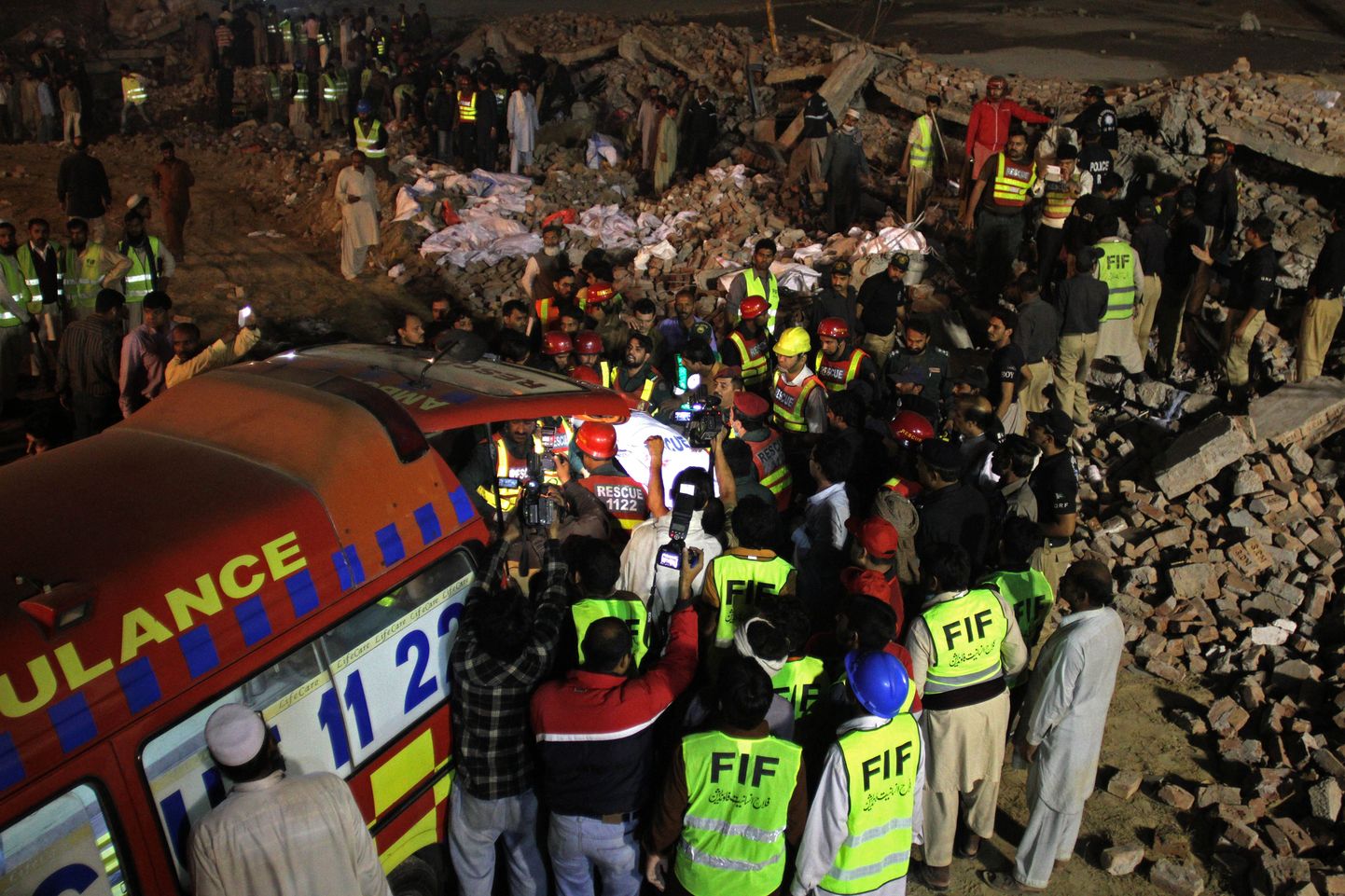 Pakistani idaosas varises kokku pooleliolev tehasehoone, õnnetuses hukkus vähemalt 16 töölist.