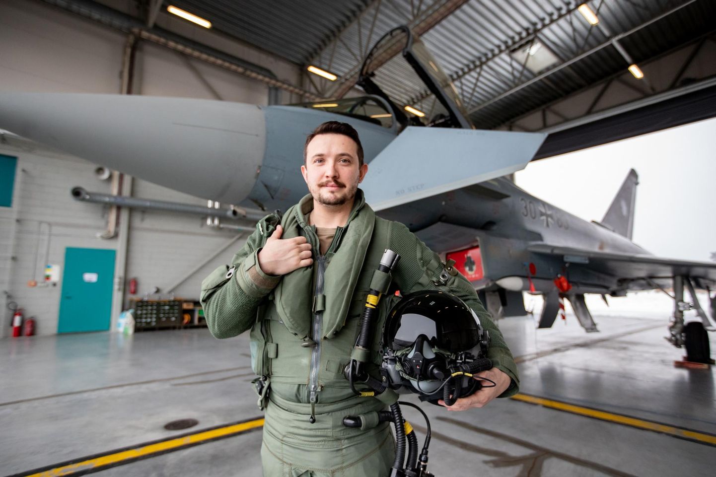 Luftwaffe piloot leitnant Thomas (Tomi) Schmidt loodab, et teda valitakse välja pidupäeval hävitaja Eurofighter Typhooniga lendama.