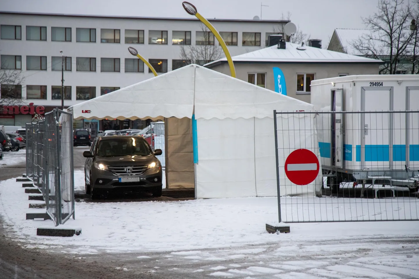 Koroonaproovide võtmise telk asub Viljandis turu juures.