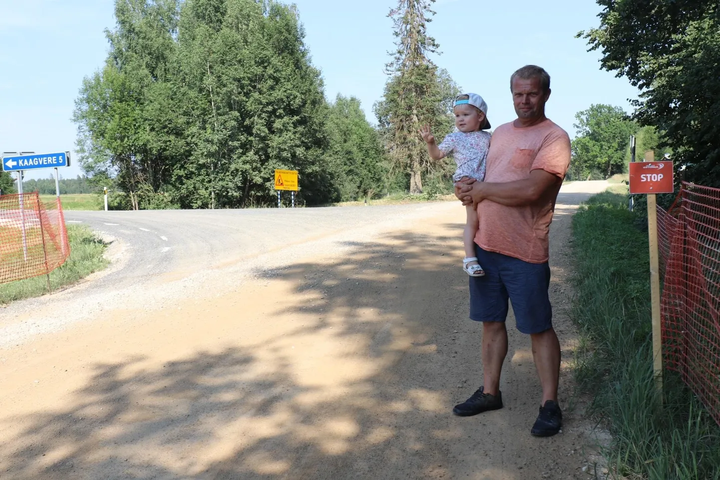 Kooraste külavanem Urmas Kivirand valmistub koos lapselapse Adeelega koduhoovist Rally Estonia kiiruskatset vaatama.