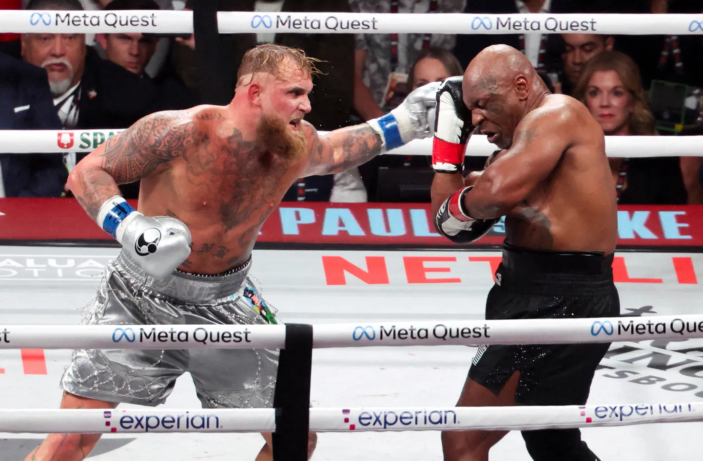 Jake Paul (vasakul) ja Mike Tyson (paremal).