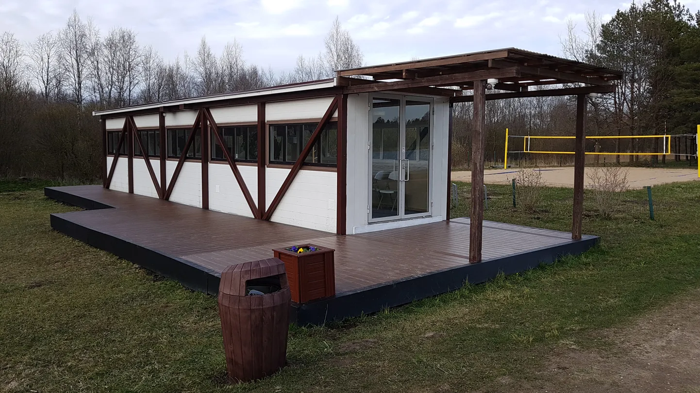 Paide tehisjärve ääres asuva soojaku küljes valvab korda seitse turvakaamerat.