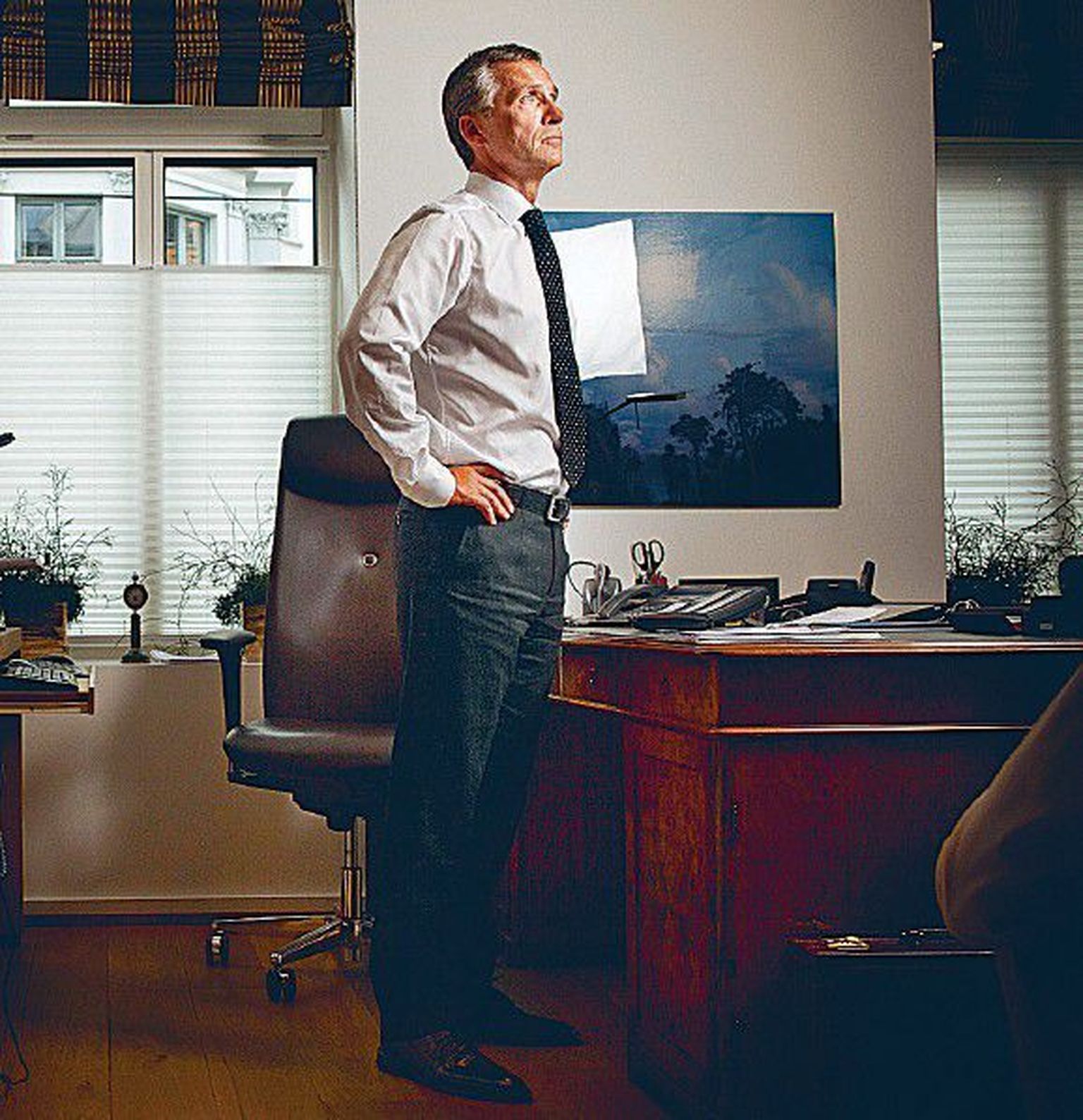Jens Stoltenberg möödunud kolmapäeval oma kodukontoris Oslos. Juba 22. juuli õhtul muudeti peaministri kodu täiesti toimivaks riigivalitsemise keskuseks. Magamistubasid kasutatakse kontoritena, esimesel korrusel asuvat diivanikomplekti koosolekute kohana.