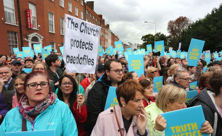 Protests pret pedofiliju pāvesta Franciska vizītes laikā Dublinā 2018. gada 25. augustā