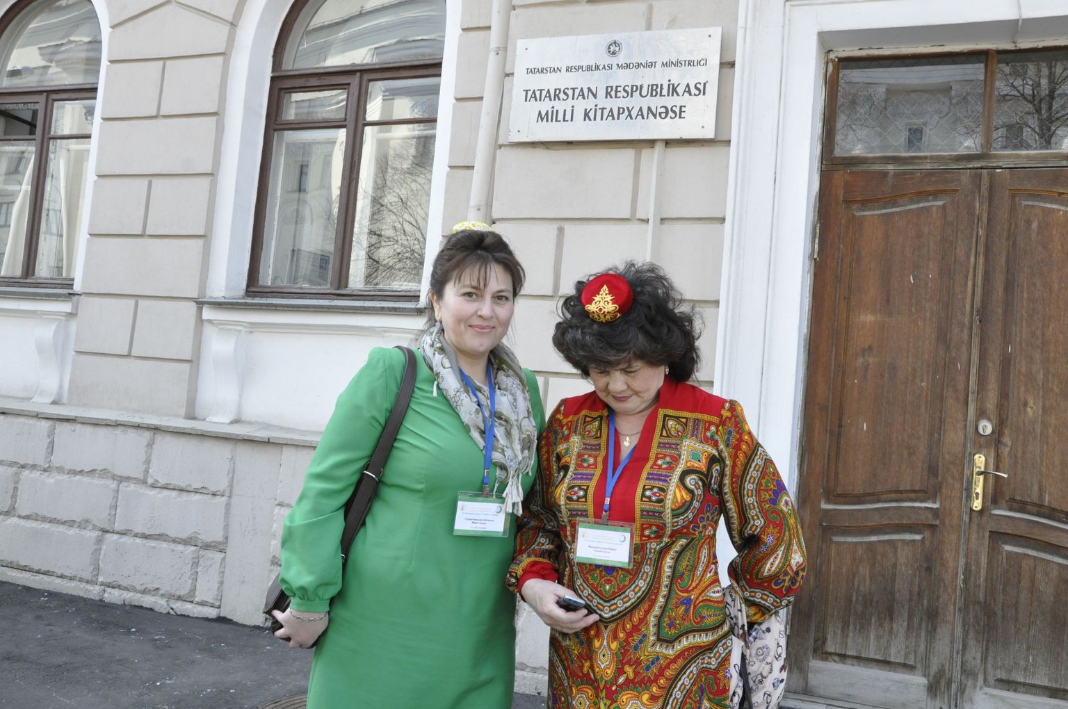 Rahvuslike tähtpäevade puhul püüavad eneseteadlikumad tatari naised  kanda vähemalt rahvuslikku naiste peakatet.  Kaks tatari naist rahvuspoeet Ğabdulla Tuqay 130 sünniaastapäeva pidustusel Kaasani kesklinnas. Taustal paistab ka suhteliselt harva Kaasanis silma hakkav ladina tähestikus kirjutatud tatarikeelne asutuse nimi – Tatari rahvusraamatukogu üks hoonetest.