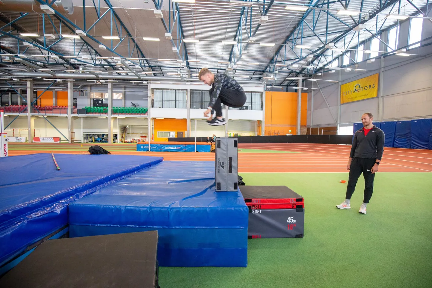Mitmevõistleja Karl Robert Saluri tegi esmaspäeval ülikooli spordihoones ettevalmistusi algavaks võistluseks.