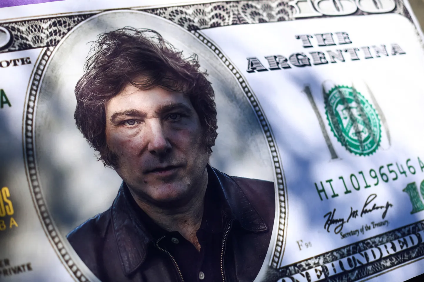 Javier Milei pildiga dollar valimiskampaania lõpuüritusel 16. novembril 2023.