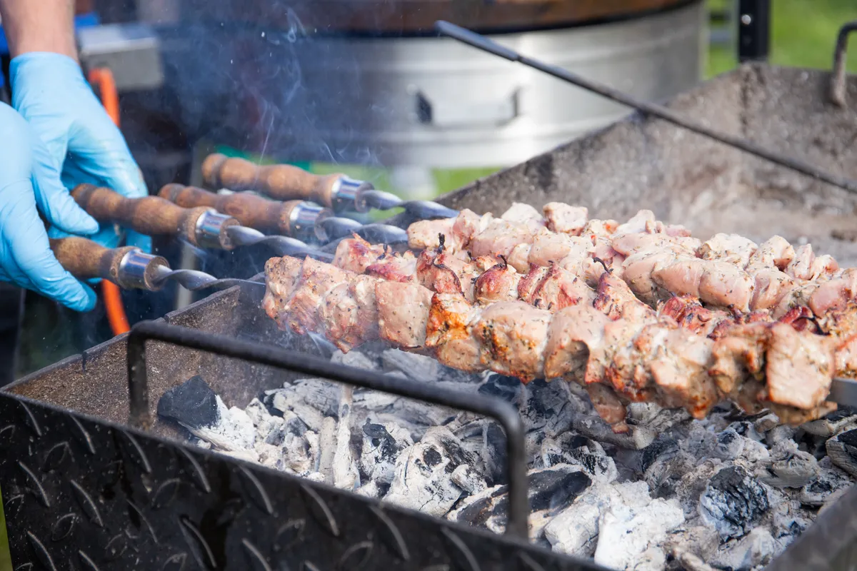 Grillfest Vallikääru aasal, imemaitsvat liha ja kõike muud grillitavat saab igale maitsele.
