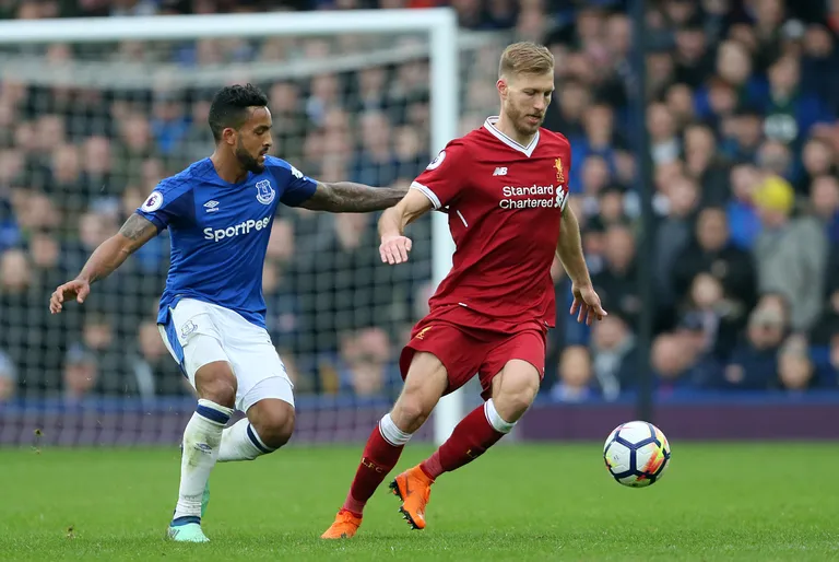 Ragnar Klavan ei lasknud Theo Walcottil end üle mängida.