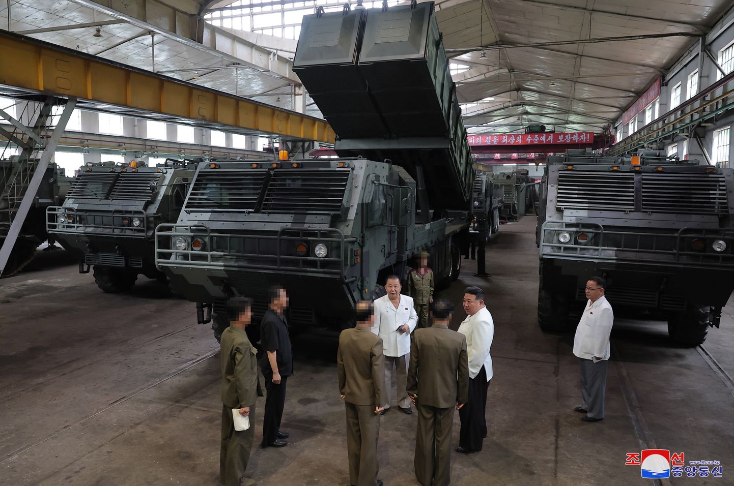 Ким Чен Ын на заводе по производству военной техники