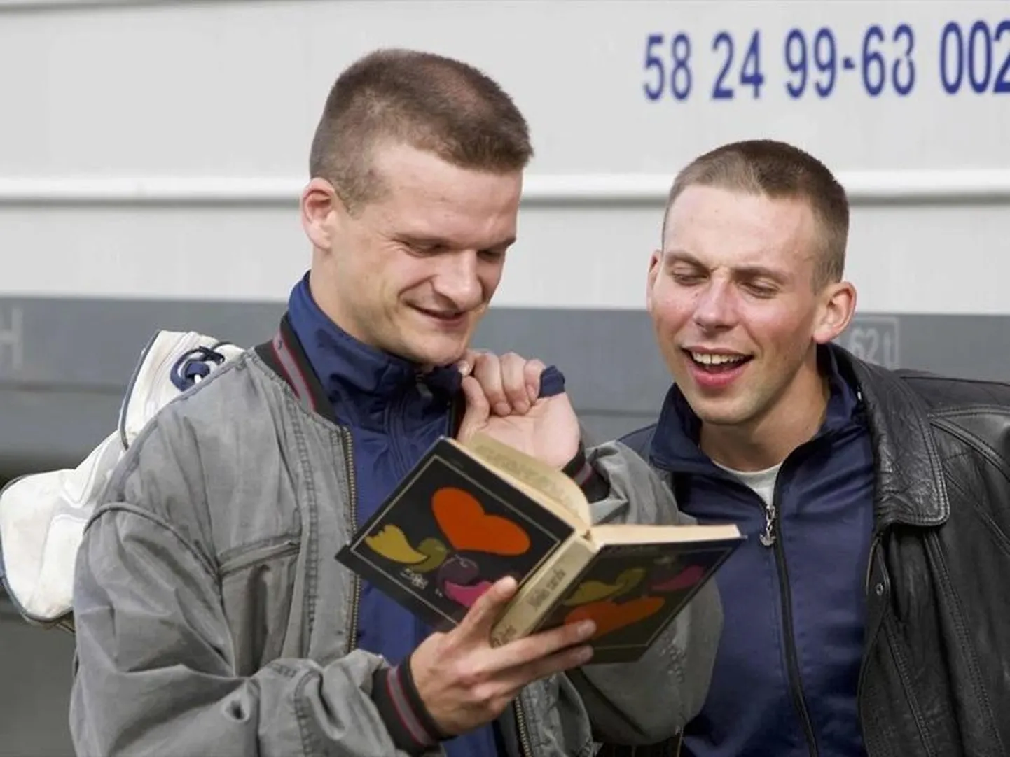 90ndate Leedu jõmmid raamatut lugemas.
