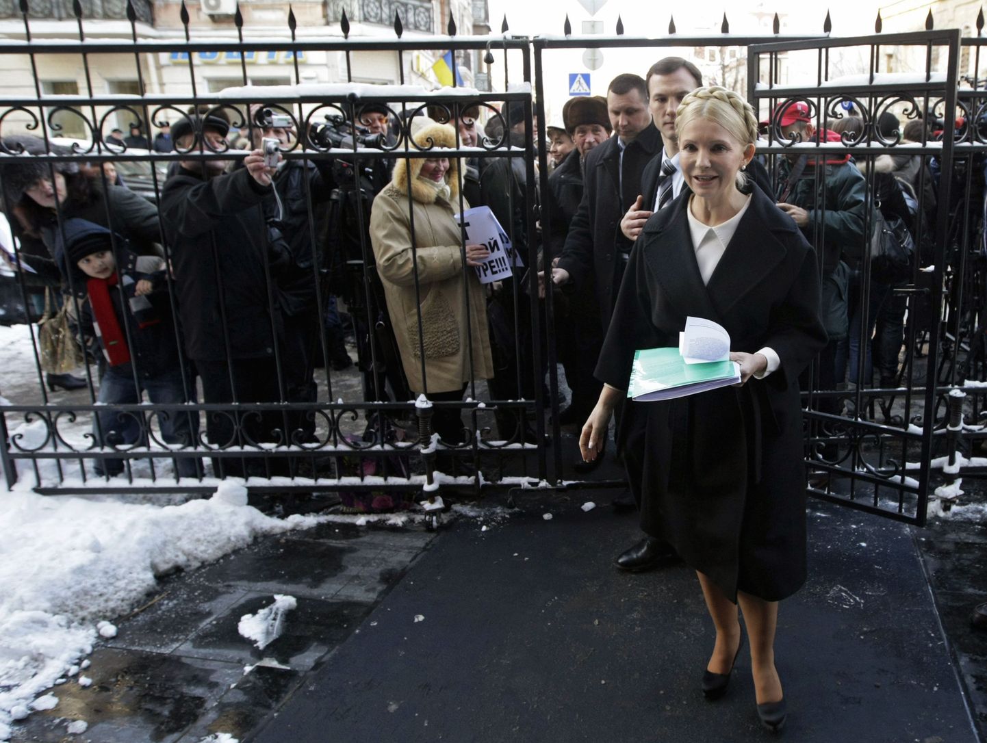 Julia Tõmošenko teel ülekuulamisele.