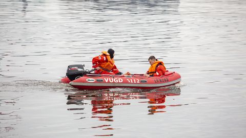 Reševalci evakuirali osebo iz poplavljene hiše v Naujenes pagastu