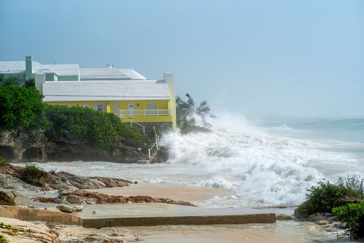 Bermuda rannikualasid räsisid juba pühapäeval tormituuled, kui saarestik valmistub orkaani Teddy saabumiseks.