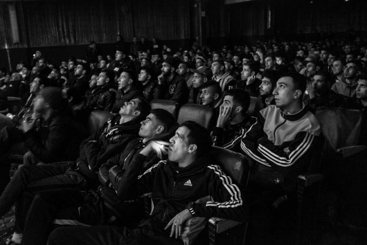 Noored vaatavad jalgpalli Olympia kinos Alžiiri 16. märtsil 2016. Kino kannab üle Euroopa matše mitu korda nädalas.