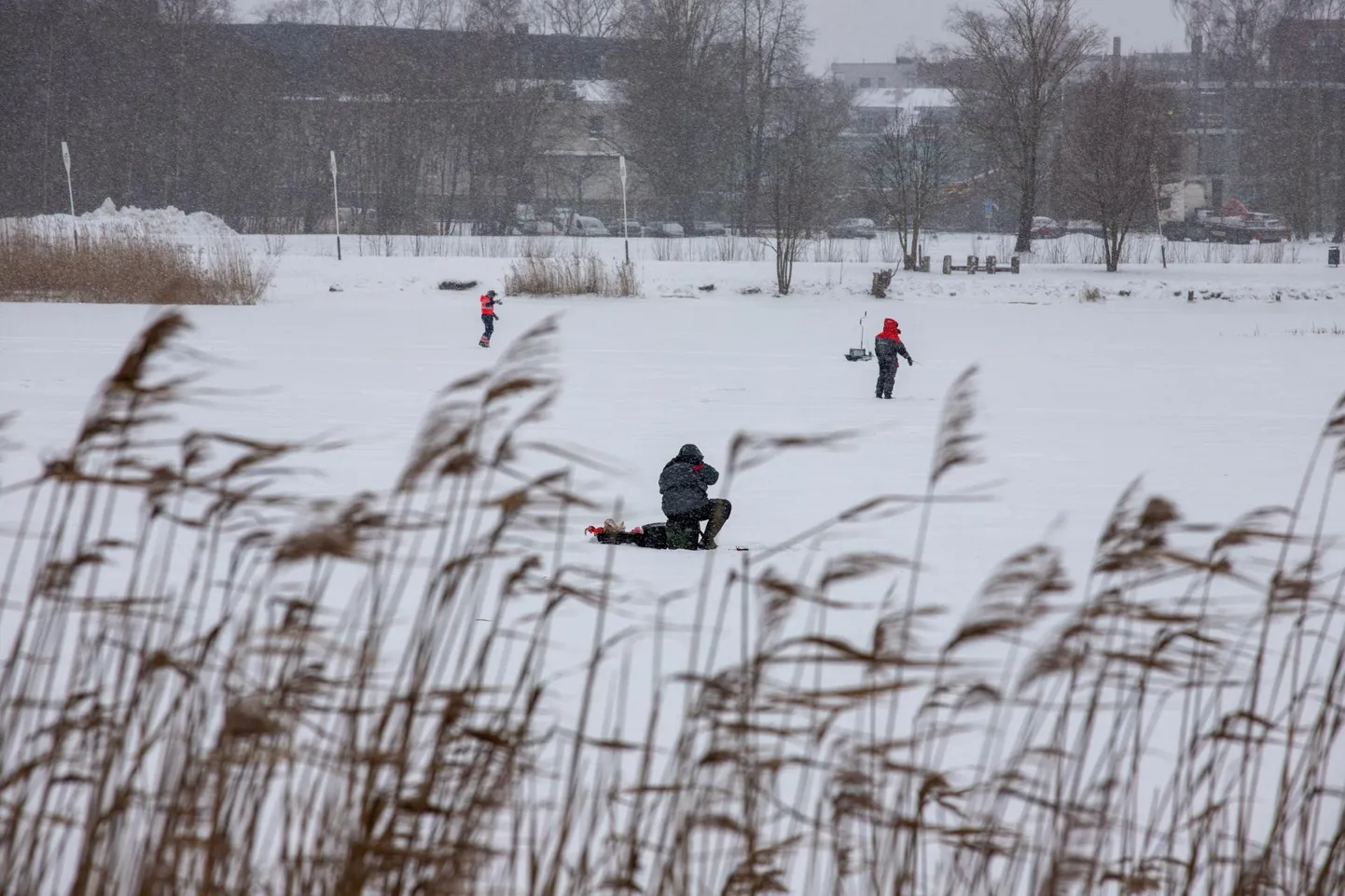 Jääle minnes tuleb kaasa võtta päästevest ja jäänaasklid.